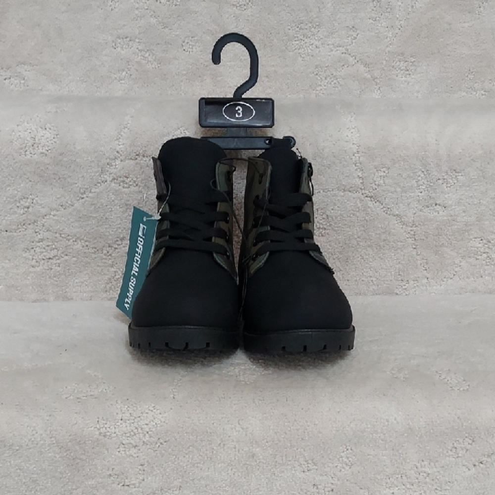 Black High-Top Boots with Thick Sole and Textured Fabric